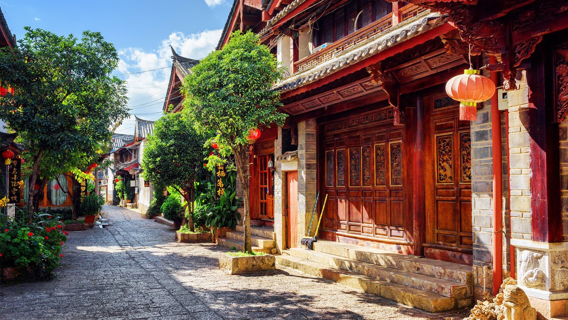 Old Town~Lijiang's old town was catapulted to international attention by the earthquake of 1996. This devastated many brick and cement structures in the area, but left the wooden structures in the town center relatively unscathed. The combination of wooden homes, canals and cobblestone streets remains delightfully intact.